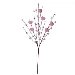 Rami di bacche a forma di cuore rosa per la decorazione del matrimonio di San Valentino