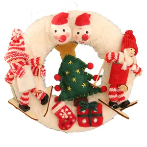 Corona de Navidad de felpa blanca con muñeco de nieve y árbol de fieltro verde