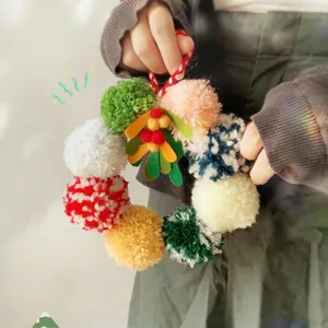 Corona de Navidad Hecha a Mano con Pompones de Lana Adorno Colgante de Peluche para Puerta Ventana Pared Decoración de Fiesta de Navidad Regalo
