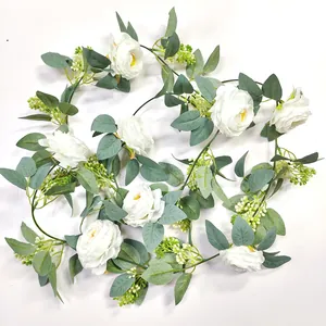 Kunstmatige witte rozenrank met dicht groen blad voor elegante bruiloft decoratie