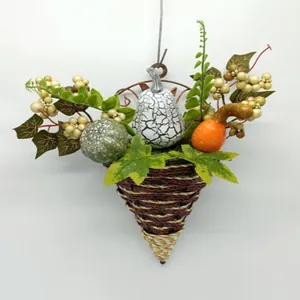 Herbstlicher Wandkorb mit Kürbissen, Beeren und Ahornblättern für die Dekoration