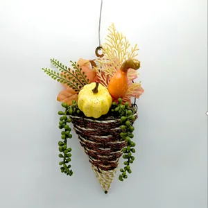 Details eines geflochtenen Wandkorbs mit Kürbissen und herbstlichen Ahornblättern