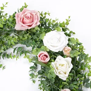 Detalle de guirnalda de eucalipto con rosas rosas y blancas para decoración de bodas