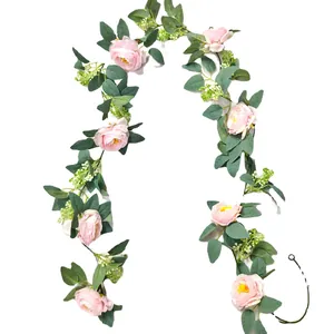 Kunstmatige roze camelia en rozenrank met groene bladeren voor bruiloft decoratie