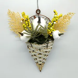 Detail eines Wandkorbs mit weißen Kürbissen, gelben Beeren und goldenen Farnen