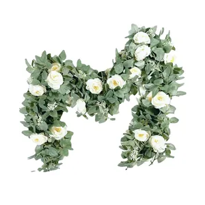 Kunstmatige witte camelia liaan met groene bladeren in M-vorm voor bruiloften