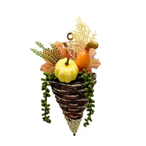Herbst-Wandkorb mit Kürbissen, Ahornblättern und Sukkulenten für Erntedankfest-Dekoration