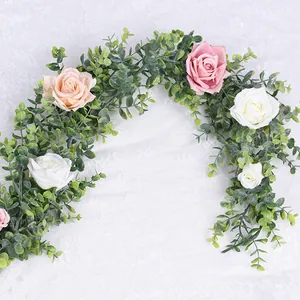 Detalle de guirnalda de eucalipto con rosas rosas y blancas para decoración