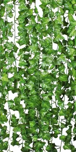 Detalle de la guirnalda de hiedra artificial con vetas realistas y hojas verdes densas