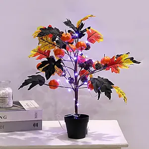Verlichte Halloween boom met zwarte esdoornbladeren, mini pompoenen en warme LED lichten