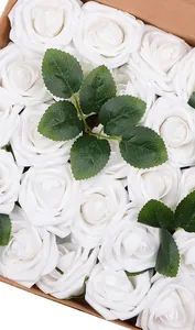Detalle de rosas blancas de espuma con hojas para decoración de bodas y DIY