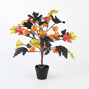 Halloween esdoornboom detail met oranje pompoenen, dennenappels en LED-verlichting