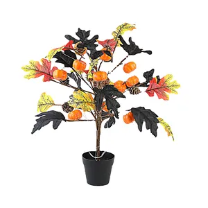 Decoratieve Halloween-boom met zwarte esdoornbladeren, pompoenen en dennenappels in pot