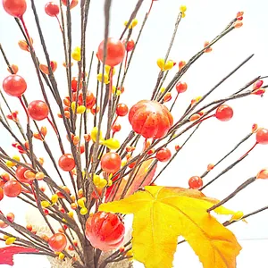 Herbstliche Deko-Zweige mit Ahornblättern, Mini-Kürbissen und Beeren für Halloween-Deko