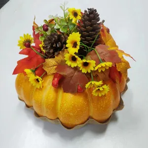 Deko-Kürbis aus Schaumstoff mit Sonnenblumen, Kiefernzapfen und herbstlichen Ahornblättern