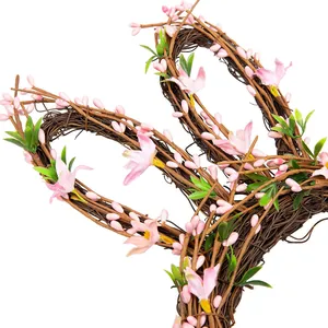 Couronne de lapin de Pâques avec baies roses et feuilles sur vigne naturelle
