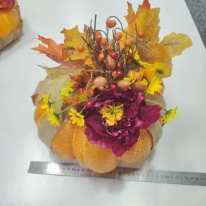 Detailansicht Deko-Kürbis mit Ahornblättern, lila Pfingstrose und Sackleinen