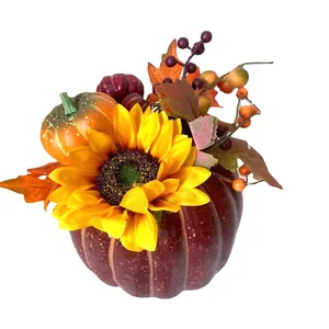 Künstlicher lila Kürbis mit Sonnenblume und Ahornblättern für herbstliche Deko
