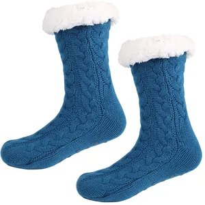 Détail de chaussettes en tricot bleu avec doublure polaire et picots antidérapants