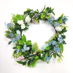 Couronne de Pâques avec œufs pastel et fleurs de printemps, décoration d'intérieur festive