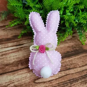 Lapin de Pâques rose à pois en tissu avec nœud en jute et queue en pompon blanc