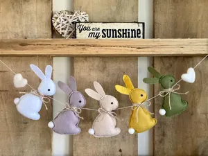 Guirlande de Pâques en feutrine avec lapins colorés, pompons et cœurs décoratifs