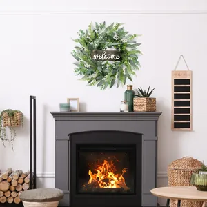 Eucalyptus en varen krans met houten welcome bord voor de voordeur decoratie