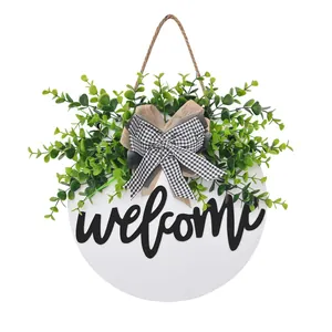 Τρισδιάστατο ξύλινο στεφάνι welcome με πράσινα φυτά και ασπρόμαυρο καρό φιόγκο