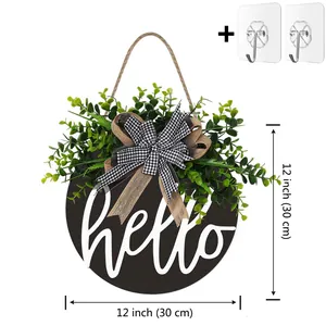 Λεπτομέρεια ξύλινης πινακίδας Hello 30 cm με πράσινα φυτά και καρό φιόγκο