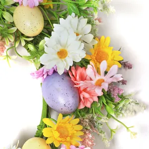 Ghirlanda di Pasqua con margherite colorate e uova maculate per decorazioni primaverili