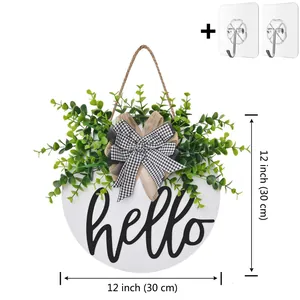 Λεπτομέρεια ξύλινης κρεμάστρας πόρτας Hello 30cm με φυτά και φιόγκο από λινάτσα