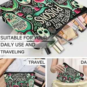 Detail der Kosmetiktasche mit Totenkopf-Print und lustigem Giftflaschen-Aufdruck