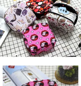 Detalle de una bolsa de tela portátil para compresas con cremallera y gran diseño