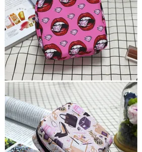 Detalle de neceser compacto con estampados de labios de diamante e ilustraciones de moda