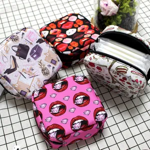 Detalle de cuatro mini bolsas cuadradas con cremallera para compresas y lápices de labios