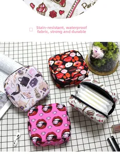 Detalle de cuatro bolsas impermeables para compresas con varios estampados de moda