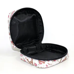 Detalle interior de una mini bolsa organizadora con bolsillo de red y correas elásticas