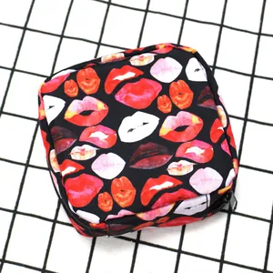 Mini neceser portátil para labiales con elegante estampado de labios en lona negra
