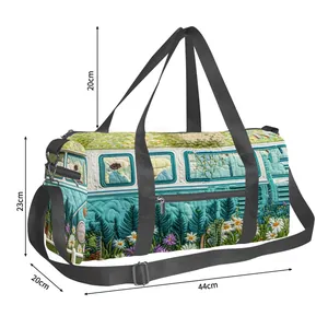 Dettaglio borsa da viaggio con dimensioni 44x23x20cm e ricami a tema paesaggio naturale