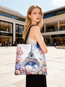 Chique draagtas met kleurrijke Eiffeltoren en bloemenprint gedragen door een model