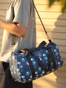 Borsa da viaggio blu con stampe a zampa, tasca laterale con zip e tracolla regolabile
