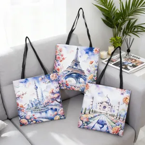 Artistieke aquarel tote bags met Eiffeltoren en Taj Mahal prints op witte stoffen tassen