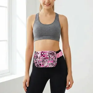 Rosafarbene Bauchtasche mit Katzenmotiven und verstellbarem Gurt an einem Fitnessmodel