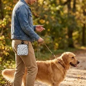 Draagbare beloningszak voor honden met pootafdrukken, hangend aan de tailleband