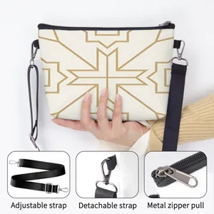 Bolso bandolera crema con patrones dorados y detalles de correa negra ajustable