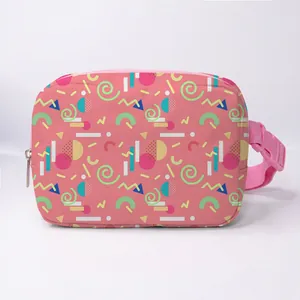 Sac banane rose avec motifs géométriques Memphis colorés et sangle réglable rose