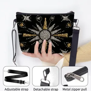 Bolso bandolera de fieltro negro con bordado de sol y correa ajustable de metal