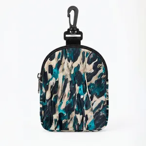 Draagbare hondensnacktas met blauwe abstracte geometrische print en handige ophanghaak