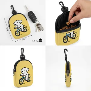 Detalle de bolsa amarilla para snacks de perro con dibujo animado, cremallera y medidas