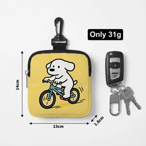 Detalle de bolsa de premios para perros 14x13cm con diseño de dibujos y gancho de transporte